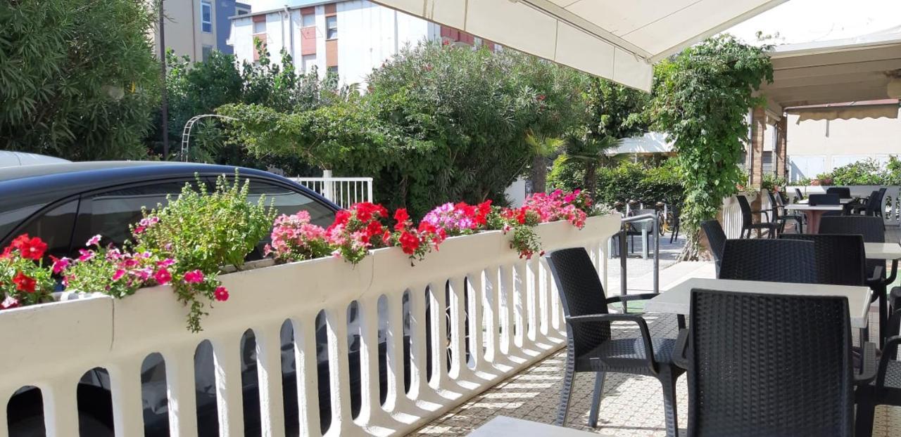 Hotel Laika Rimini Exteriör bild